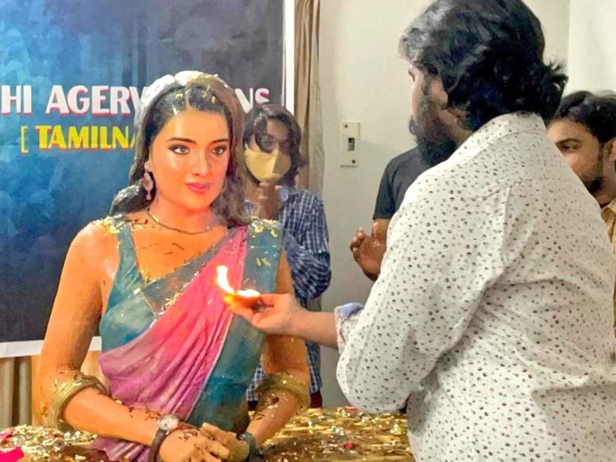 Nidhhi Agerwal gets emotional as fans erect a statue of her on Valentine&#39;s  Day | Telugu Movie News - Times of India