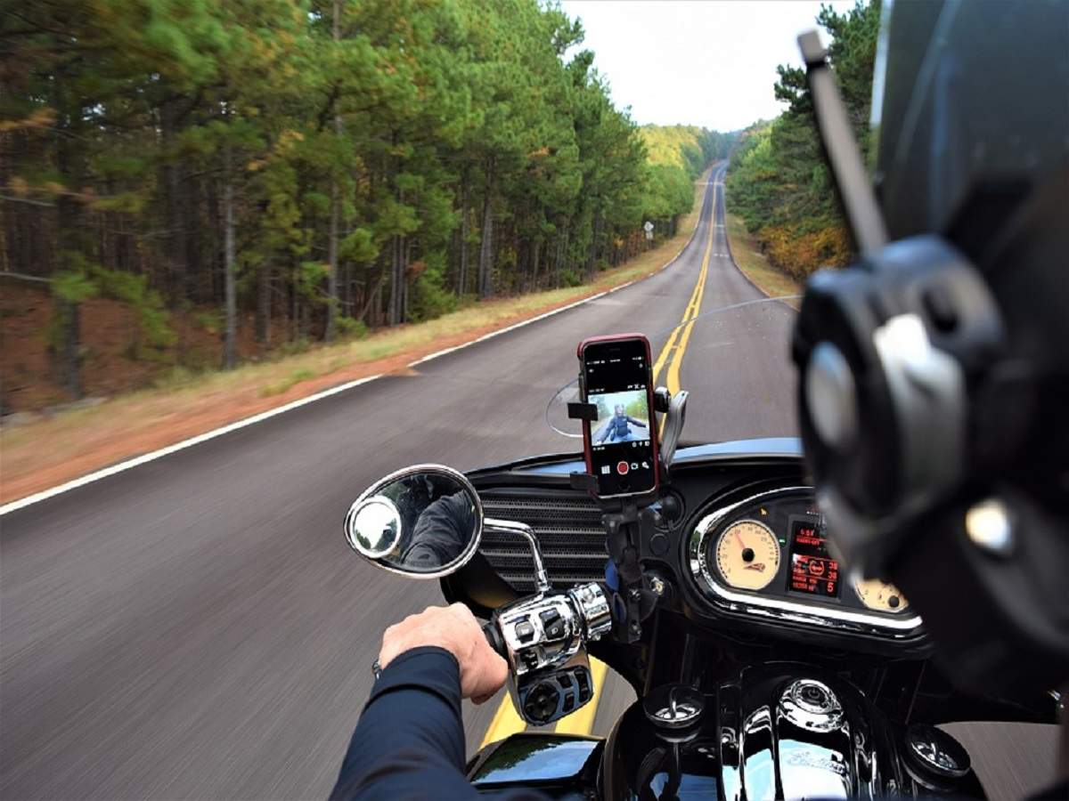 mobile stand for two wheeler