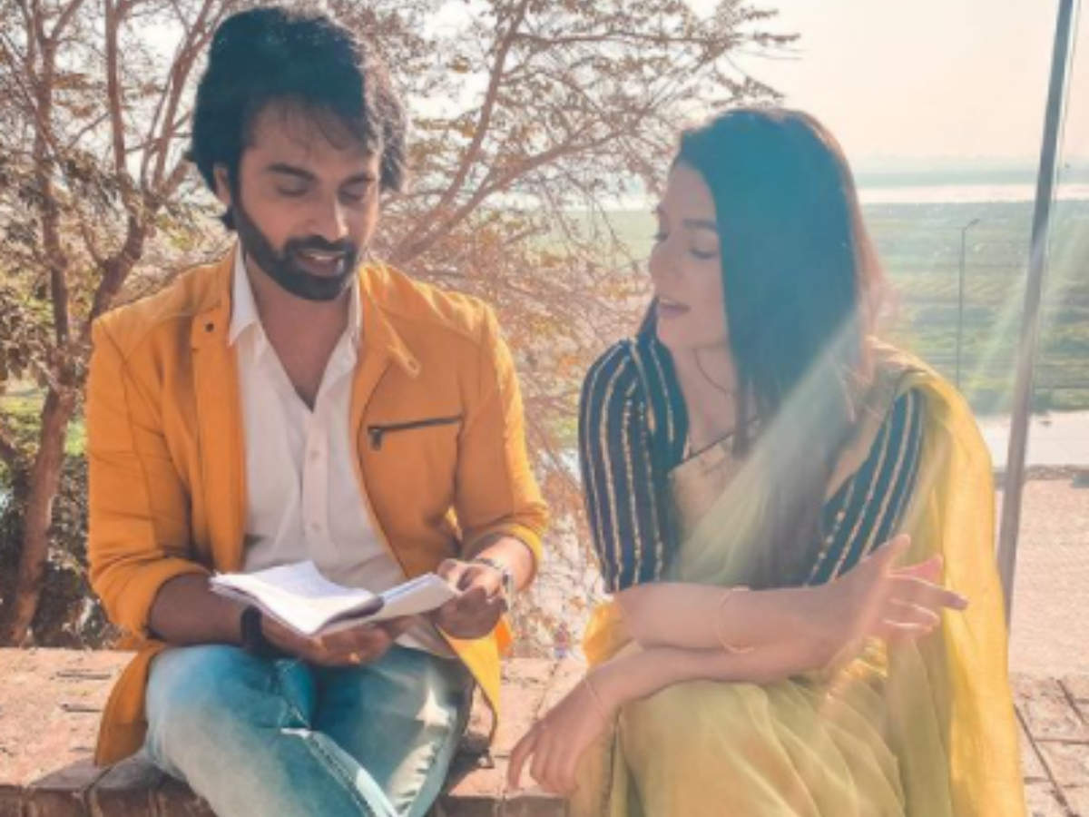 Pooja Gor shares BTS picture with Arhaan Behll from the shoot of Mann Ki  Awaaz Pratigya 2 in Prayagraj; see pic - Times of India