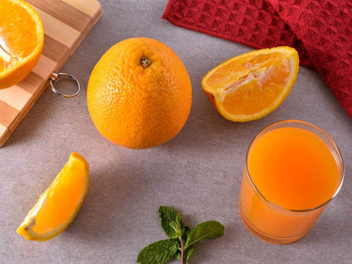 WEQUALITY Manual Orange Juicer，Portable Citrus Squeezer，Hand Press Fruit Extractor with Bulit-in Juice Container Design，Ideal for Orange，Lemon，Pineapples，Vegetables 