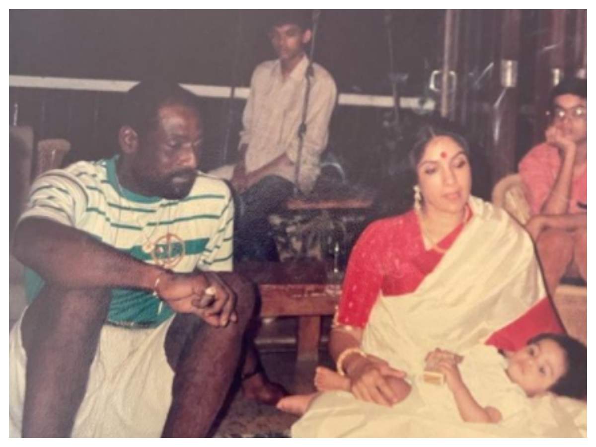 Masaba Gupta shares an UNSEEN pic with her parents, Neena Gupta and Vivian  Richards; captions it 'My world. My blood' | Hindi Movie News - Times of  India