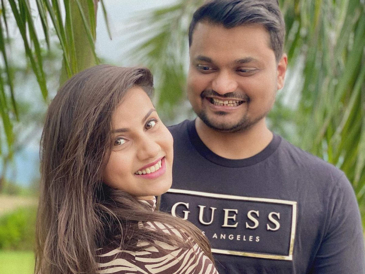 Dil Dosti Dance Fame Vrinda Dawda Flaunts Her Baby Bump As She Celebrates Holi With Husband Bhavin See Pic Times Of India