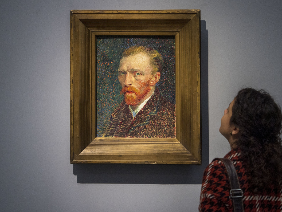 A woman looks to the artwork 'Self-Portrait (1853)' of Vincent von Gogh. Photo: Getty Images