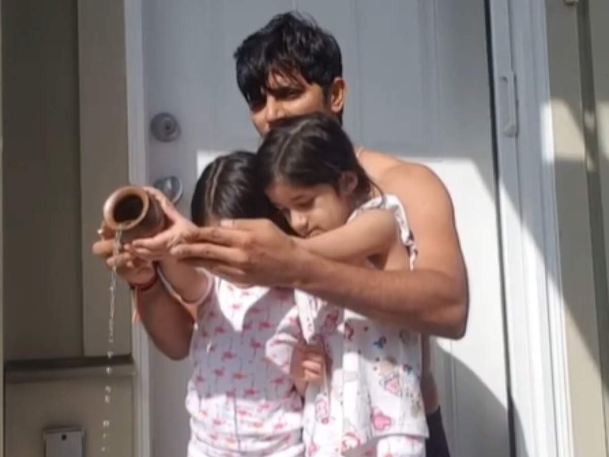 Karanvir Bohra teaches twin daughters Bella and Vienna about the importance of paying respects to the Sun God; watch - Vimarsana News