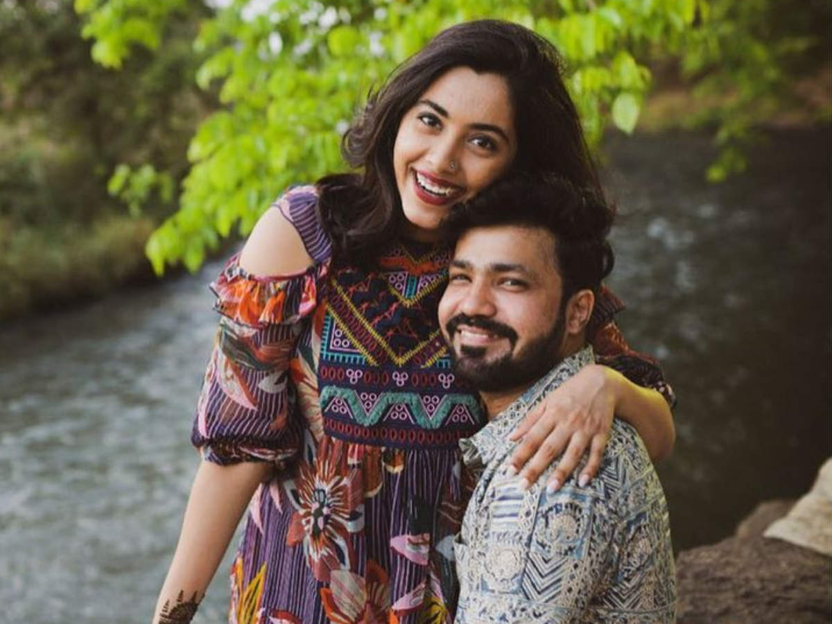Sakhi Gokhale shares a romantic video with hubby Suvrat Joshi as they  celebrate 6 years of togetherness - Times of India
