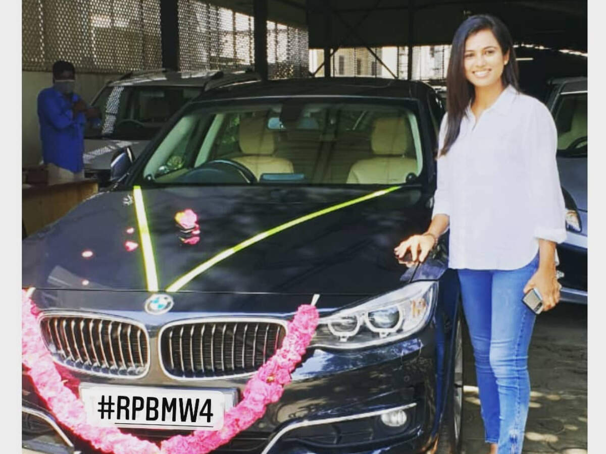 Ramya Pandian buys a luxury car | Tamil 