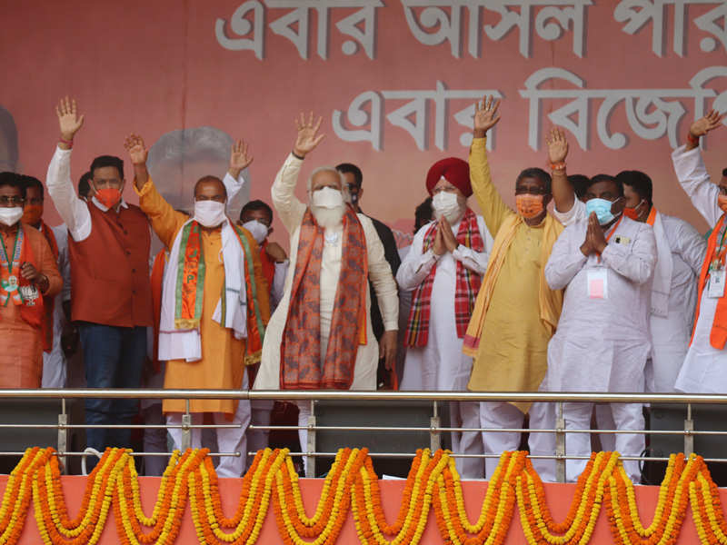 PM Modi with senior Bengal leaders at a rally in Burdwan. (PTI)