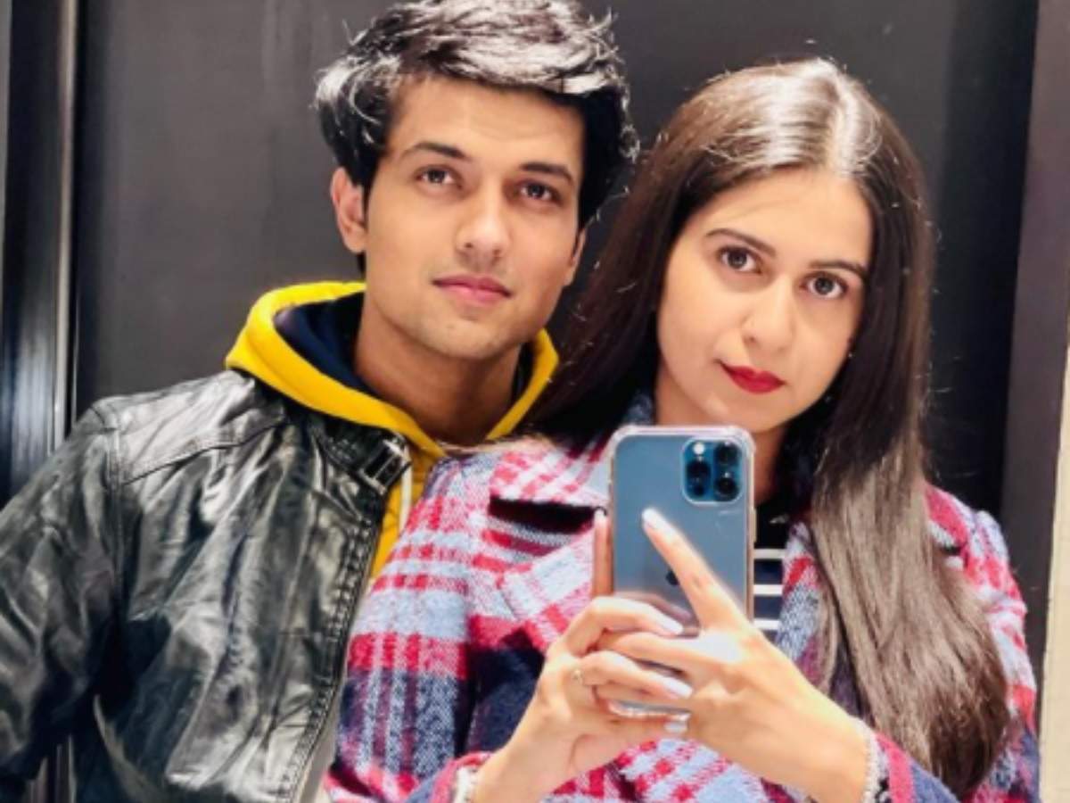 Kinjal Dave celebrates 3 years of engagement with fiance Pavan Joshi;  dedicates a romantic video to him | Gujarati Movie News - Times of India