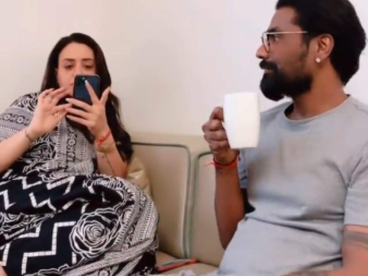 Super Dancer 4 judge Remo D'Souza jokes about his wife wanting to see everything on his phone in this funny video - Times of India Super Dancer 4 judge Remo D'Souza jokes about his wife wanting to see everything on his phone in this funny video - Times of India