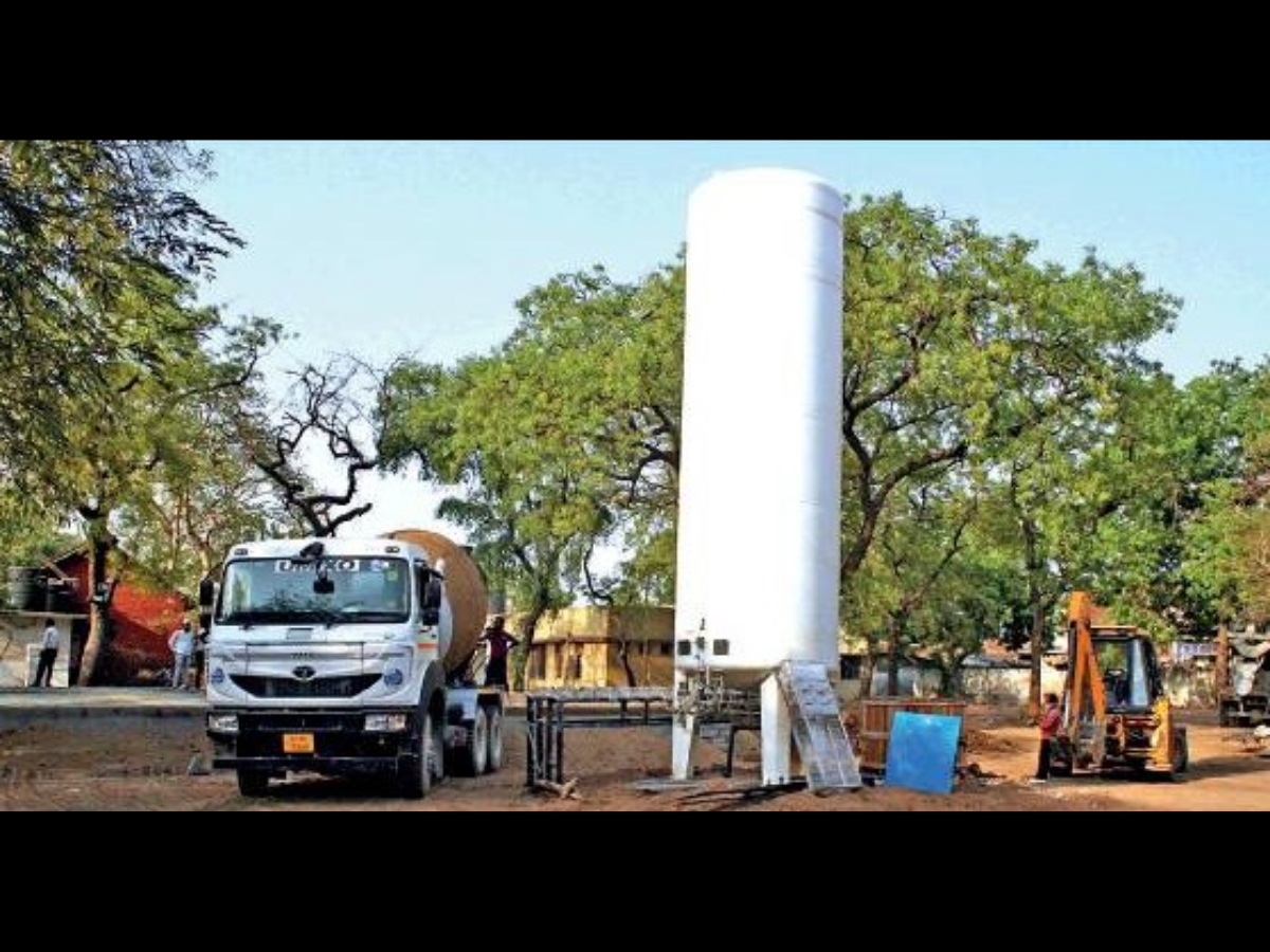 <p>The 13kL oxygen tank in Behrampura can refill 1,200 oxygen cylinders a day; (R) a 20kL tank being installed at the same spot<br></p>