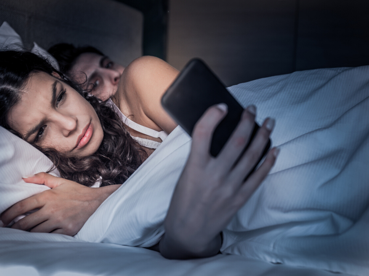 6 reasons why your ex keeps texting you after breaking your heart photo