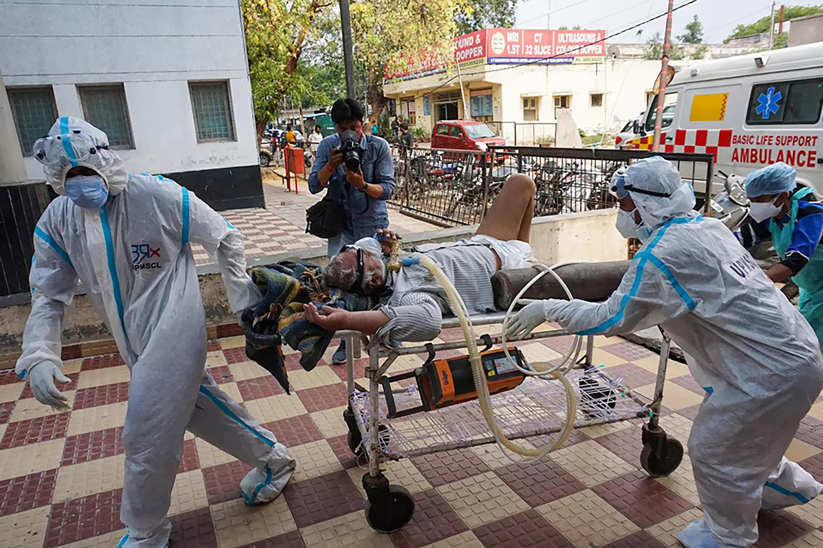  A critical Covid-19 patient being shifted to the Hallet Hospital in Kanpur. (PTI Photo)