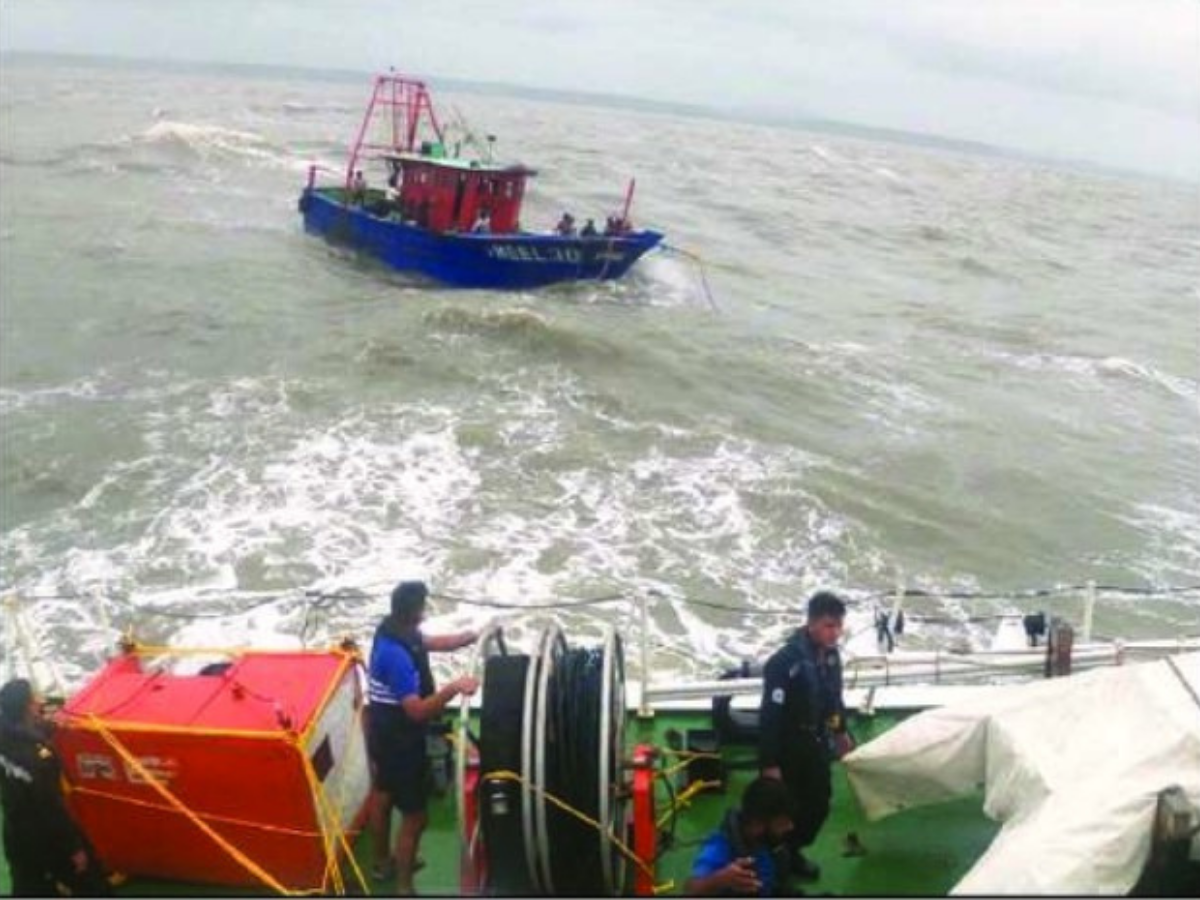 A fishing boat ‘Milad’, which got caught in Cyclone Tauktae, suffered an engine breakdown close to the Redi coastline at Sindhudurg