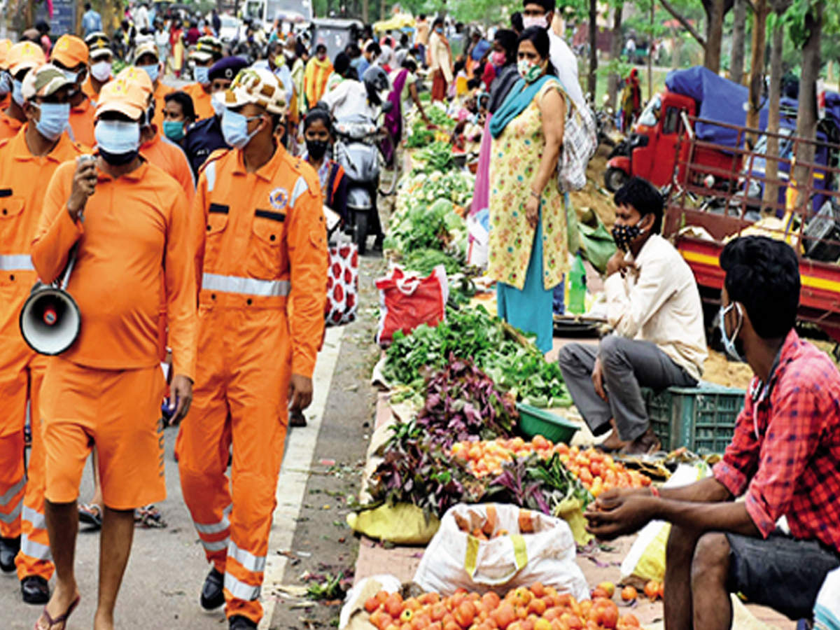 An NDRF team announces cyclone alert at a vegetable market near Hatia in Ranchi on Tuesday