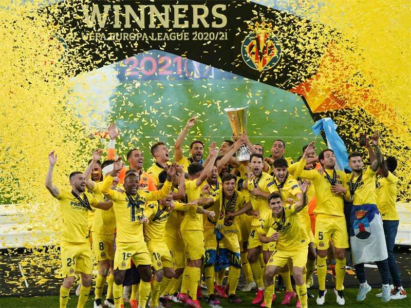 Villarreal players celebrate with the trophy after winning the Europa League final. (Reuters Photo)