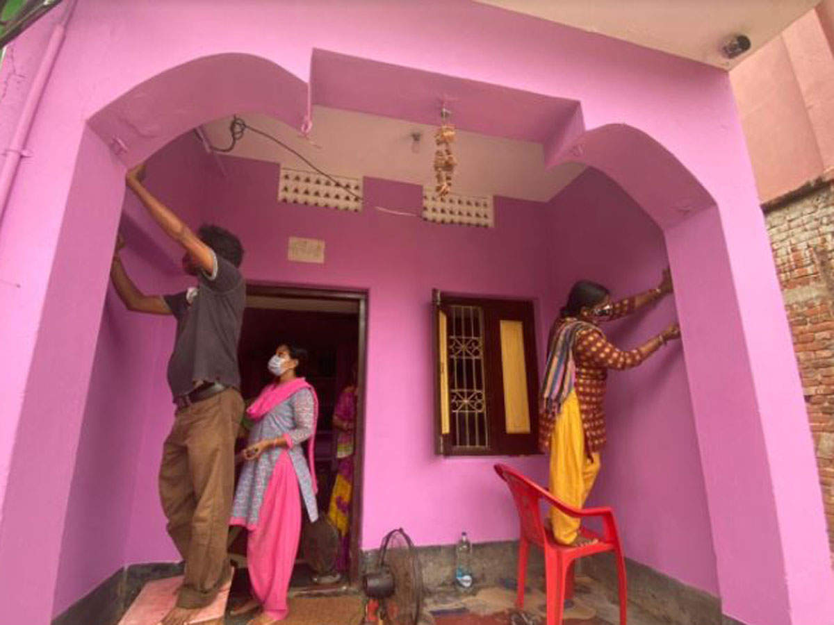 Artisans busy with mural painting of their houses .
