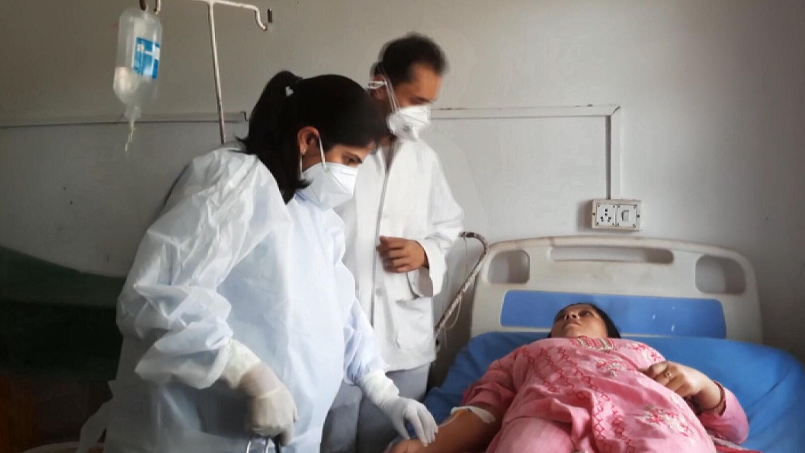 8-month pregnant doctor continues to serve patients in Kathua | News -  Times of India Videos