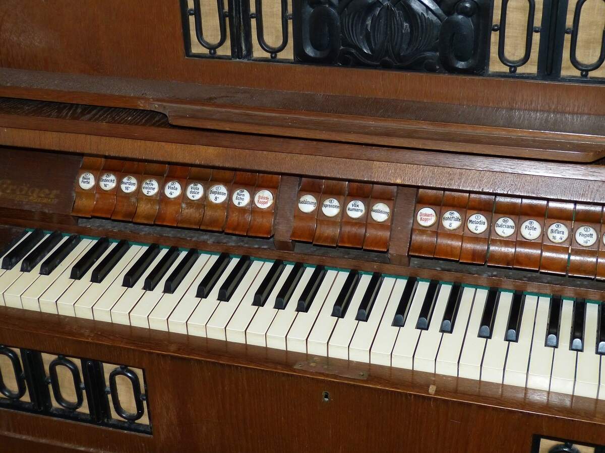 Keyboard With Harmonium Sound