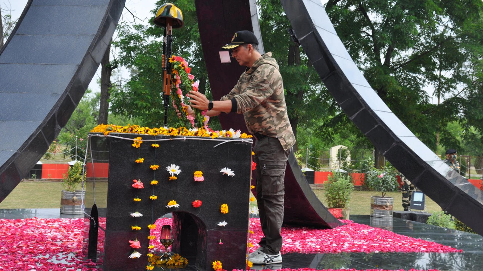 Akshay Kumar meets BSF troops guarding the LoC in Kashmir, pays homage to martyrs | Hindi Movie News - Bollywood - Times of India