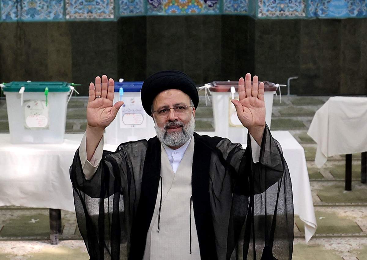 Iranian ultraconservative cleric and presidential candidate Ebrahim Raisi waves after casting his ballot for presidential election, in the capital Tehran (AFP photo)