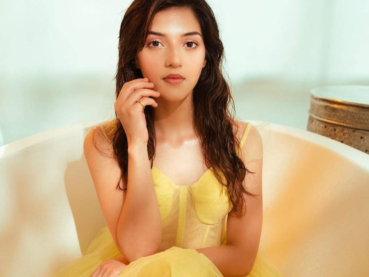 Mehreen Pirzada Xxx Videos - Mehreen Pirzada shoots for her next with Santosh Shobhan; busts  speculations | Telugu Movie News - Times of India