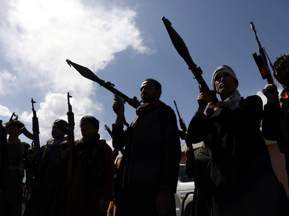 Afghan militiamen join Afghan defense and security forces during a gathering in Kabul, Afghanistan (AFP photo)