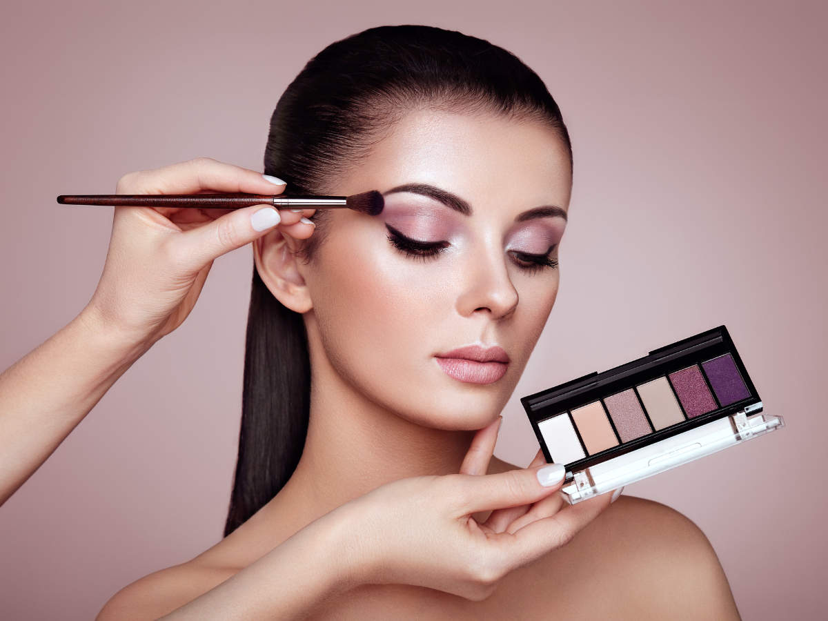 Professional Makeup Artist Course for a Youthful Look