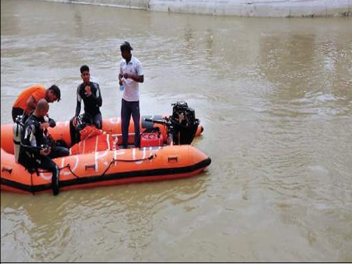 SDRF personnel and a team of Panki police searching for the body in Armapur canal of city