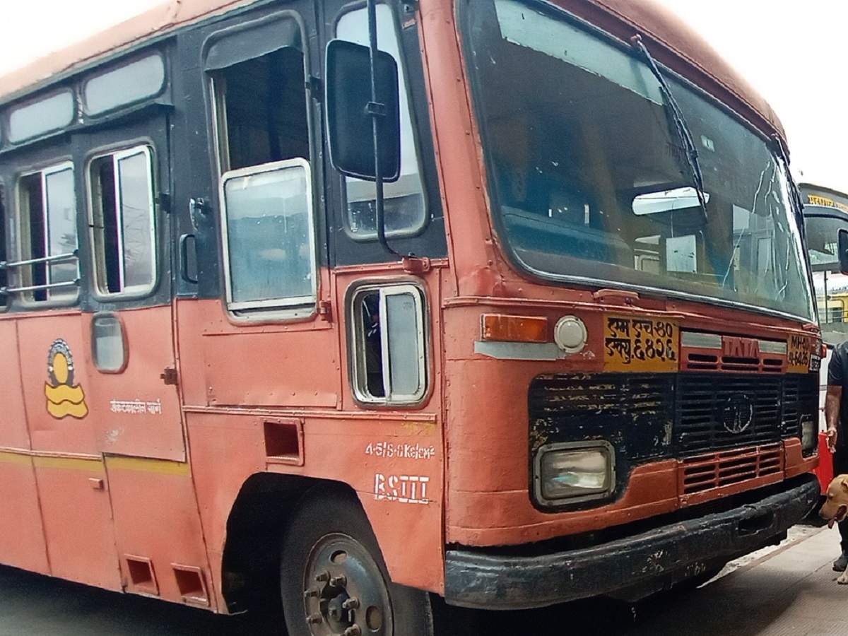 Maharashtra: MSRTC driver takes bus with passengers on flooded ...