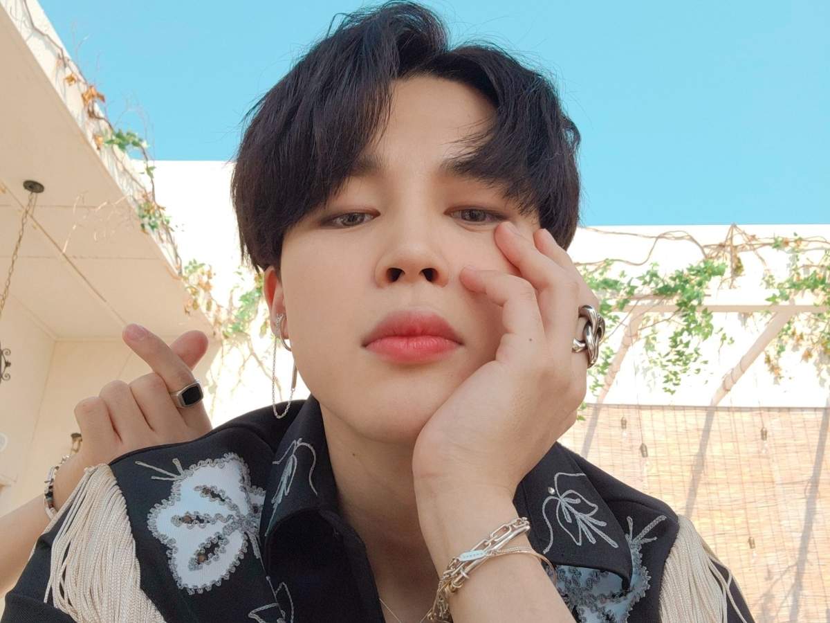 BTS' Jimin trends on Twitter as he drops selfies; ARMY debates who is the  mystery person behind him | K-pop Movie News - Times of India
