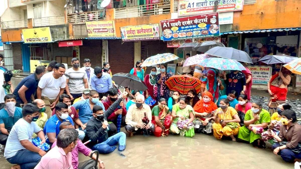 The residents gathered near former corporator Kunal Patil’s office who also joined the protest.