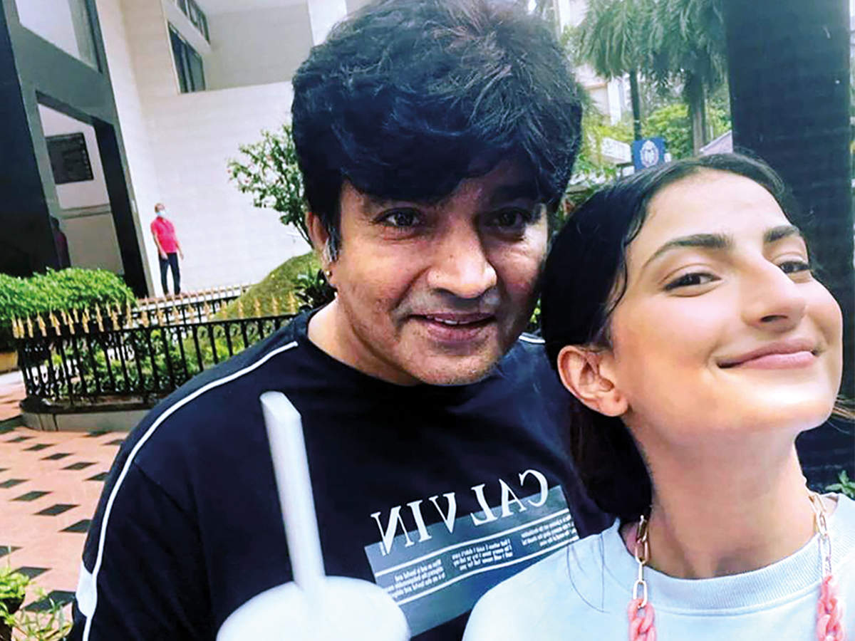 Palak Tiwari Opens Up With Father Raja Chaudhary Relationship He is sober now are building their relationship from scratch पलक तिवारी का खुलासा, पहले से शांत हो गए हैं राजा चौधरी, अब