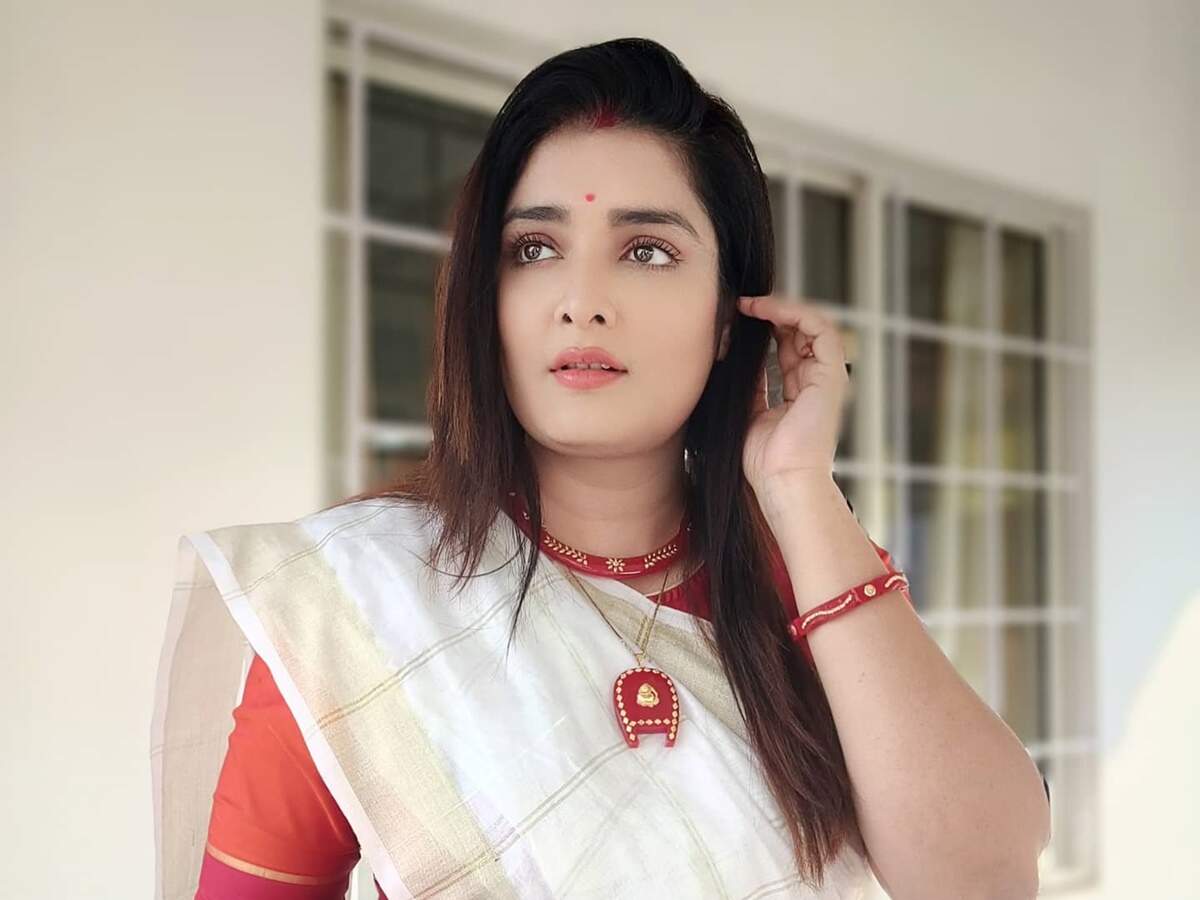 Actress Twarita Chatterjee turns a year older - Times of India