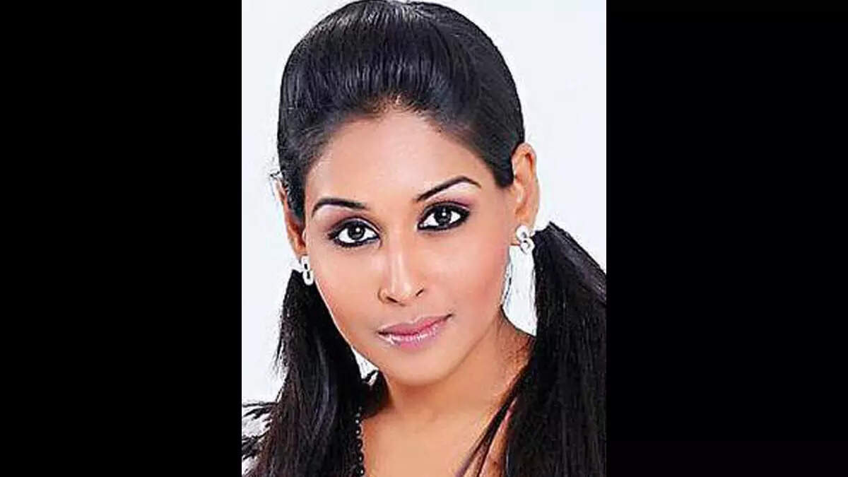 ED quizzes conman Sukesh Chandrasekhar's actor girlfriend Leena Maria Paul, seizes crores of assets | Delhi News - Times of India