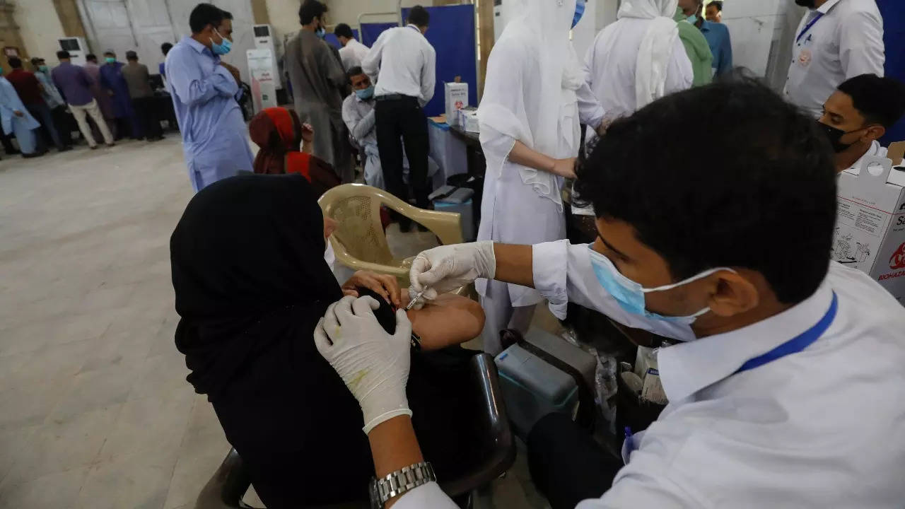 Pakistanis rush to get inoculated against Covid-19 after government warning, in Karachi. (Reuters image)