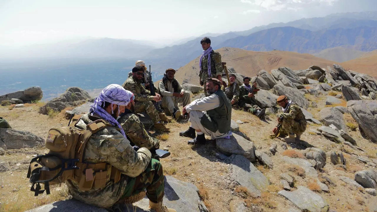 Anti-Taliban fighters take rest as they patrol a hilltop in Panjshir. (AFP photo)