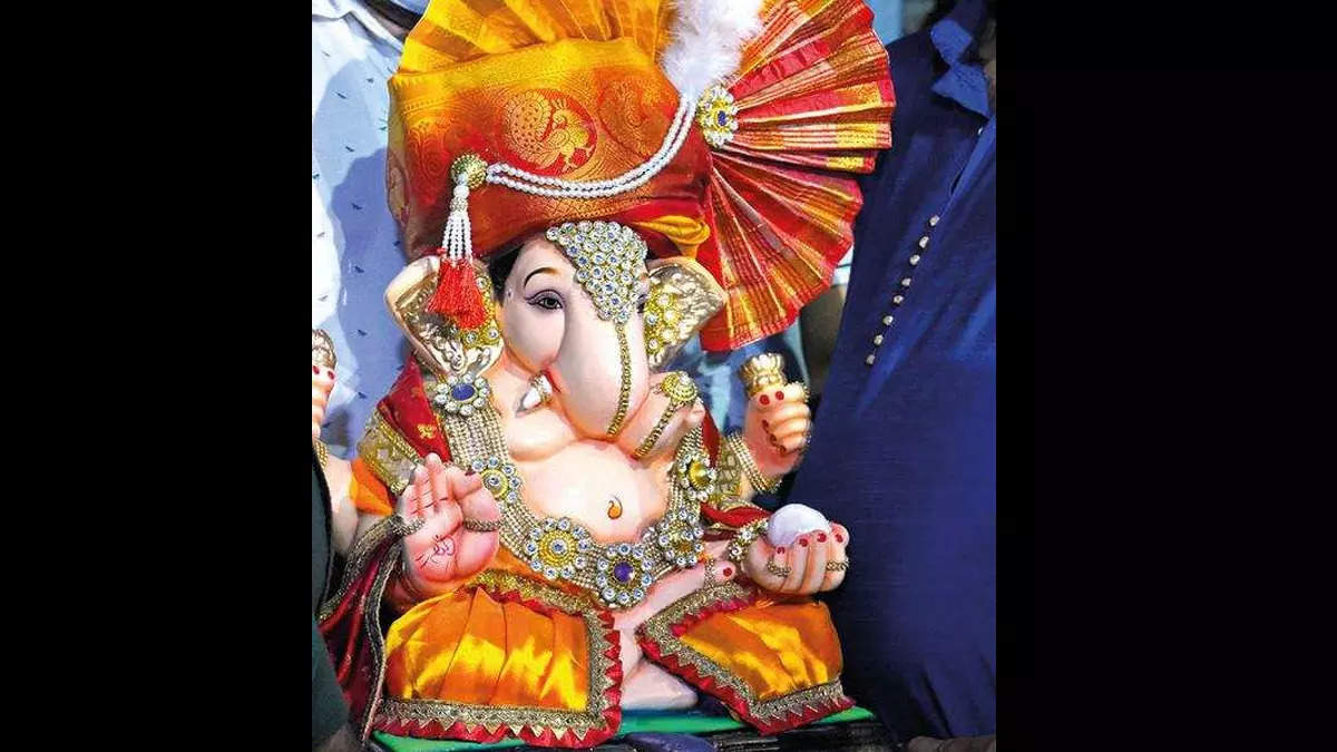 Ganesha pandals stick to size guidelines, small idols in Vadodara ...