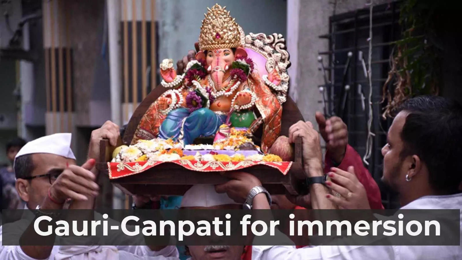 Maharashtrian devotees living in Surat bid adieu to Gauri-Ganesh ...