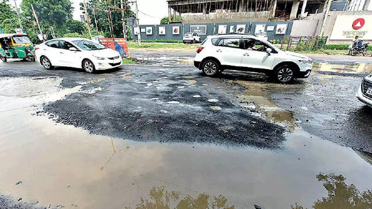 Gujarat: Soon, send pothole photos to get highways repaired | Ahmedabad  News - Times of India