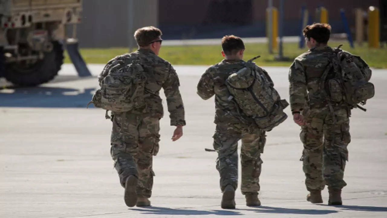 Soldiers walk together after returning home from deployment in Afghanistan, at Fort Drum, New York. (FILE PHOTO: Reuters)