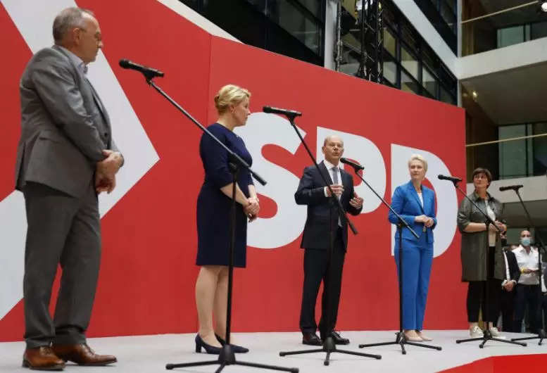 Germany's Social Democratic SPD party co-leader Norbert Walter-Borjans and others deliver a press statement at the party's headquarters in Berlin on September 27 (AFP)