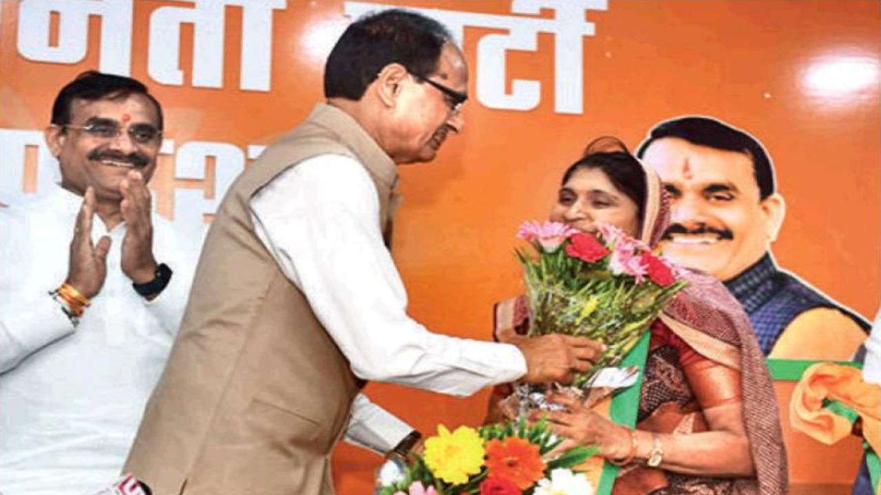 CM Chouhan officially welcomes Sulochana Rawat in BJP on Sunday