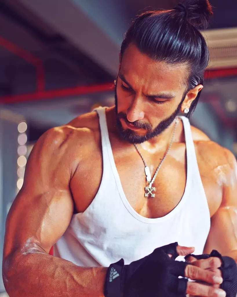 Ranveer Singh shows off his muscular body in his latest pictures and it is sure to make your jaw drop | Hindi Movie News - Times of India