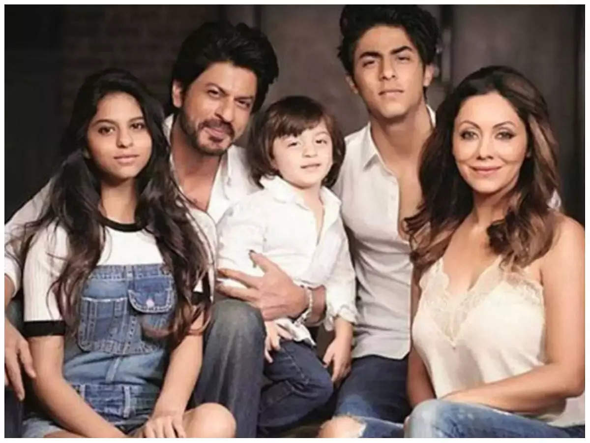 Aryan Khan drug case: Vishal Dadlani defends Shah Rukh Khan and family; calls case &#39;smokescreen to distract from 3000 kg drug haul, murder of farmers&#39; | Hindi Movie News - Times of India