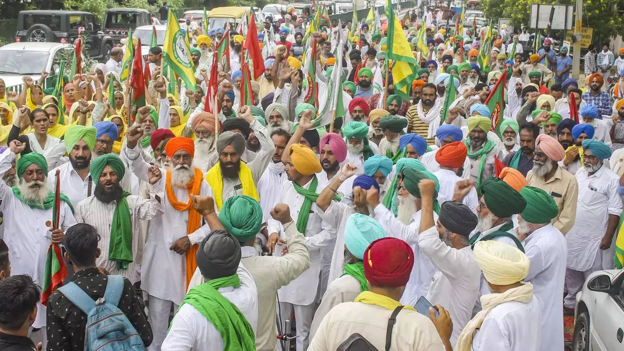 Farm leaders and farmers stage a protest over violence in Lakhimpur Kheri (File photo)