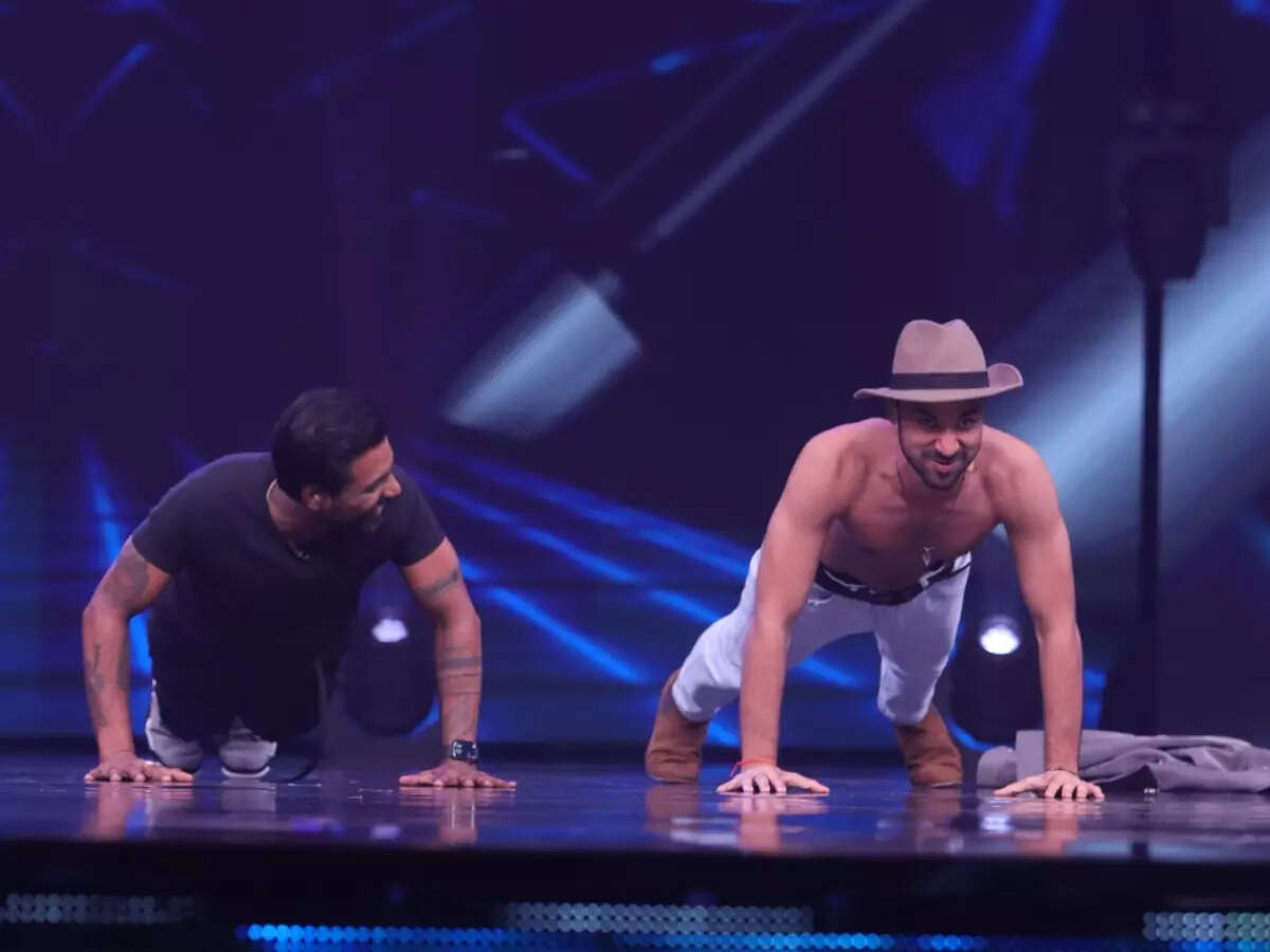 Remo D'Souza beats Raghav Juyal in push-ups challenge on 'Dance+ 6' - Times of India Remo D'Souza beats Raghav Juyal in push-ups challenge on 'Dance+ 6' - Times of India