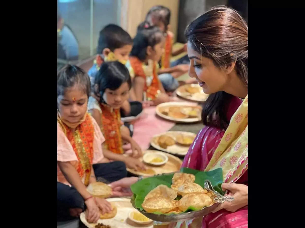 Shilpa Shetty shares smile with kids as she organizes kanjak puja at home |  Hindi Movie News - Times of India