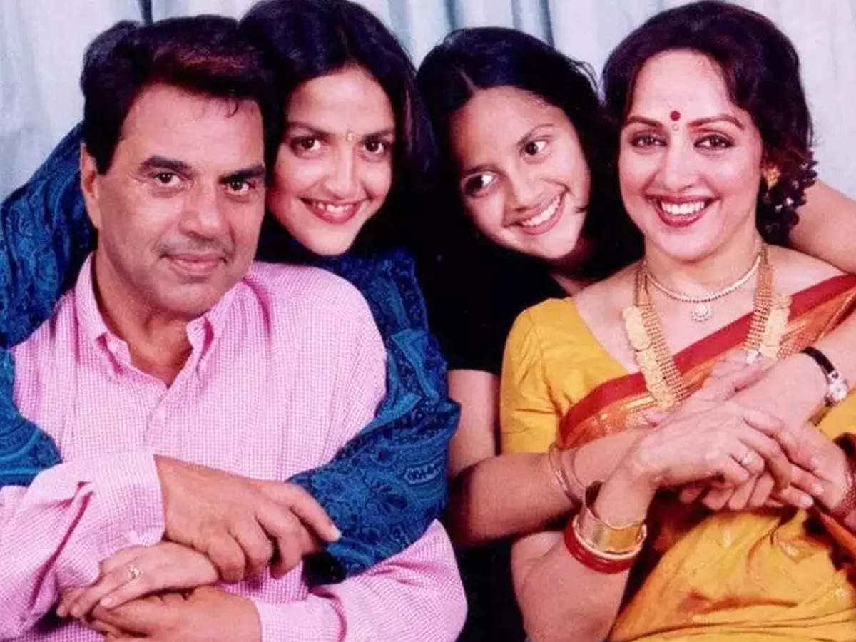 Throwback When Hema Malini opposed Dharmendras conservative thought of not allowing Esha and Ahana to learn dance Hindi Movie News pic