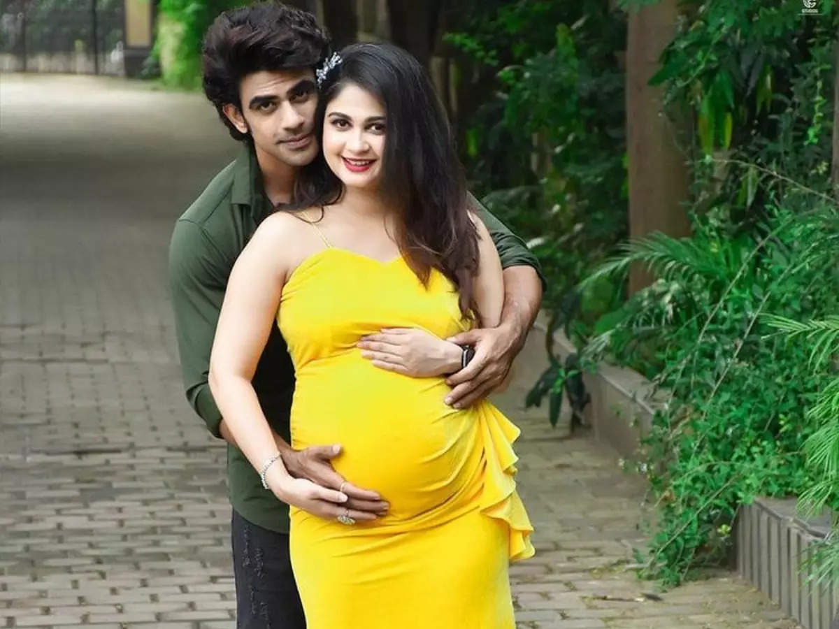 maternity photoshoot dress yellow