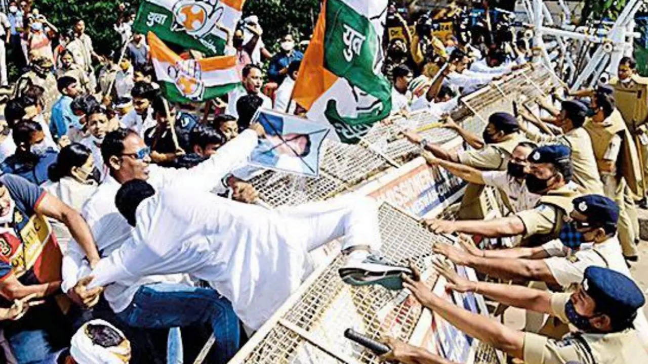 Congress workers protest in Bhubaneswar on Saturday